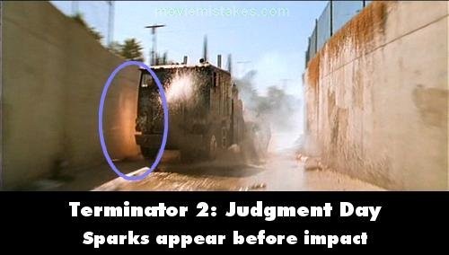 Trong phim Terminator 2: Judgment Day (Kẻ hủy diệt 2: Ngày phán xét), cảnh T – 1000 rượt đuổi John: Xe chưa va quệt vào tường nhưng tia lửa đã tóe sẵn rồi